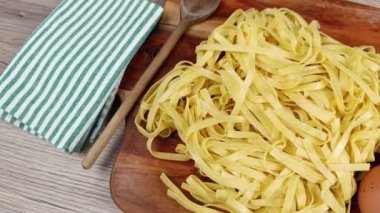 Taze tagliatelle, yakın plan, kesme tahtasında.