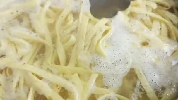 Ζυμαρικά Ταλιατέλες Μαγείρεμα Κατσαρόλα Βραστό Νερό — Αρχείο Βίντεο