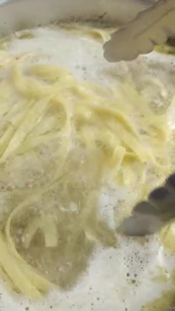 Pasta Tagliatelle Matlagning Kastrull Kokande Vatten — Stockvideo