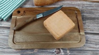 Peynir, margarin, yakın çekim, kesme tahtasında.