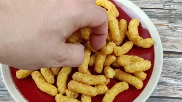 塩辛いピーナッツ風味のアペタイザービスケットの山に掘る手 — ストック動画
