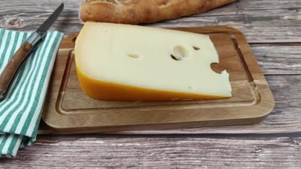 Brânză Felie Maasdam Aproape Placă Tăiere — Videoclip de stoc