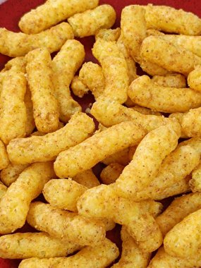 Bir tabak tuzlu fıstıklı aperatif bisküvi.