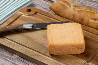 Peynir, margarin, yakın çekim, kesme tahtasında.