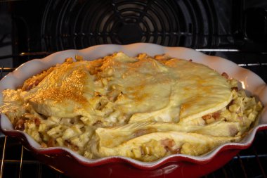 Bir tabak croziflette, yakın plan, fırında.