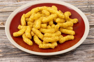 Bir tabak tuzlu fıstıklı aperatif bisküvi.