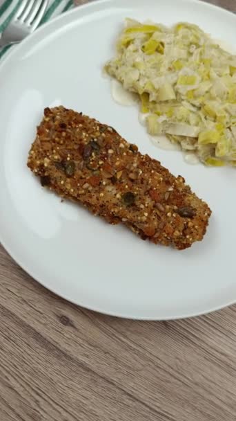 Rybí Filet Obalený Obilovinami Krémovým Pórkem — Stock video