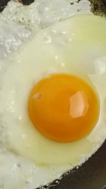 Kızarmış yumurta, yakın plan, tavada.