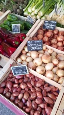 Taze sebze tezgahı, yakın plan, bir markette.