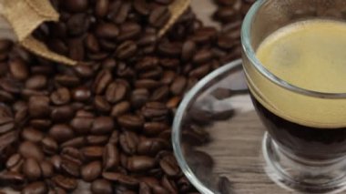 Kahve ve kahve çekirdekleri masaya serilmiş, yakın plan.