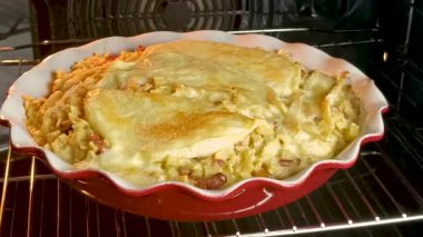 Bir tabak croziflette, yakın plan, fırında.