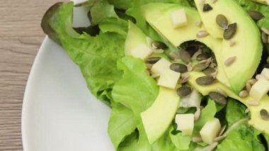 Karışık salata, yakın plan, tabakta.