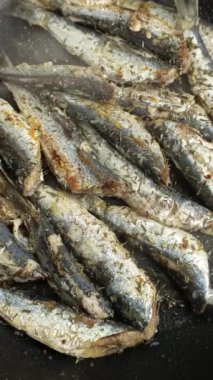 Tavada birkaç sardalya pişiyor. Büyük plan..