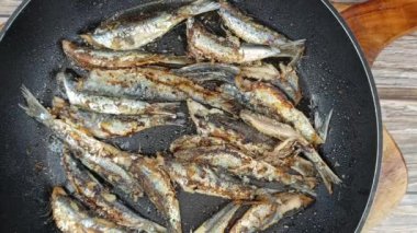 Tavada birkaç sardalya pişiyor. Büyük plan..