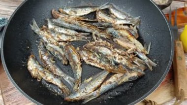 Tavada birkaç sardalya pişiyor. Büyük plan..