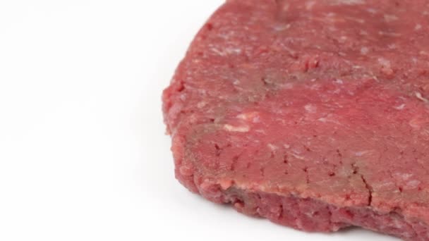 Roh Gehackte Steaks Isoliert Auf Weißem Hintergrund Nahaufnahme — Stockvideo