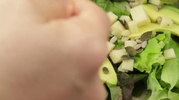 Nahaufnahme Der Hand Einer Person Beim Dressing Eines Gemischten Salats — Stockvideo
