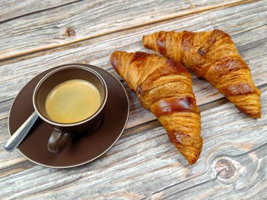 Ay çöreği ve kahve, yakın plan, masanın üstünde.