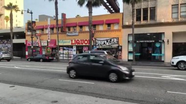 Hollywood Bulvarı, Los Angeles, Kaliforniya, ABD - 02242024: Gün boyunca Hollywood Bulvarı 'nda bir yürüyüş