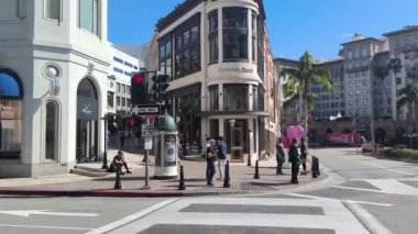 Beverly Hills, Los Angeles, ABD - 02282024: Beverly Hills yakınlarındaki lüks alışveriş bölgesinde trafiğin gündüz çekimleri. 