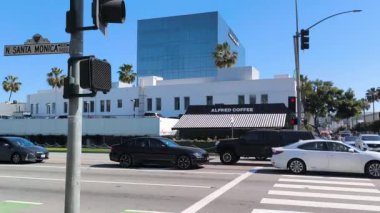 Beverly Hills, Los Angeles, ABD - 02282024: Beverly Hills yakınlarındaki lüks alışveriş bölgesinde trafiğin gündüz çekimleri. 