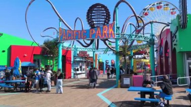 Santa Monica, Kaliforniya, ABD - 02282024: Santa Monica, Kaliforniya, ABD 'deki Pasifik Parkı manzarası. Pacific Park deniz kenarı eğlencesi.