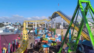 Santa Monica, Kaliforniya, ABD - 02282024: Santa Monica, Kaliforniya, ABD 'deki Pasifik Parkı manzarası. Pacific Park deniz kenarı eğlencesi.