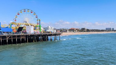 Santa Monica, California, ABD - 02282024: Santa Monica, Kaliforniya, ABD 'de Pasifik Parkı eğlenceleri. Pacific Park deniz kenarı eğlencesi.