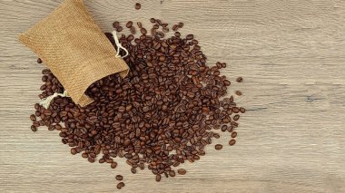 Kahve çekirdekleri masaya yayılmış, yakın plan.