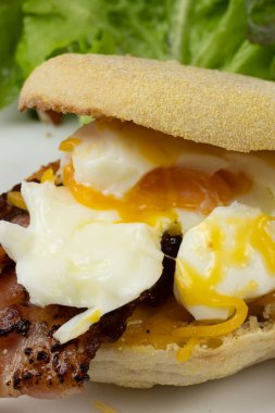 İki ev yapımı İngiliz keki, kızarmış yumurta ve peynirli kahvaltı tabağında.