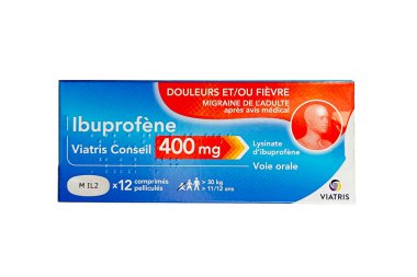 Vaison la Romaine, Vaucluse, Fransa - 03082024: Ibuprofen kutusu, ağrı ve ateş için Viatris laboratuvarında üretilen haplar. Yakın plan, beyaz arkaplanda izole edilmiş.