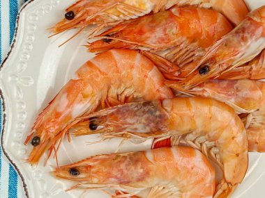 Bir tabakta birkaç pembe karides, yakın plan.