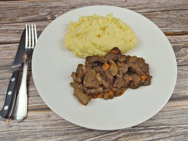 Biftek ve patates püresi tabakta