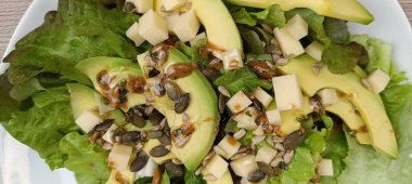 Karışık salata, yakın plan, tabakta.