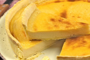 Masanın üzerindeki turtanın yakın çekimi.