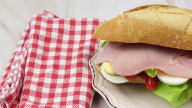 Pişmiş jambon ve çiğ sebzeli sandviç.