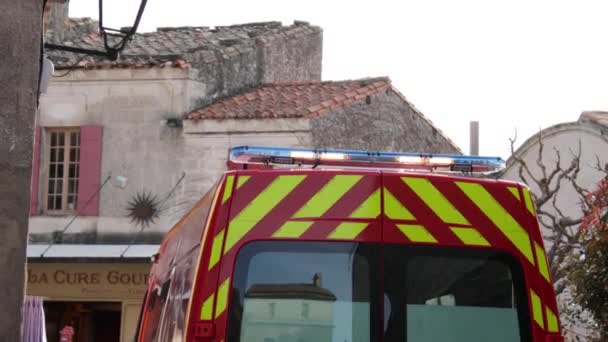 Brandweerwagen Frankrijk Interveniërend Een Straat — Stockvideo