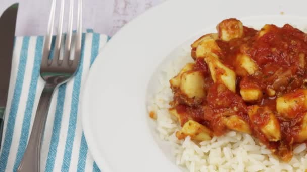 トマトソースと米をプレートに調理 — ストック動画