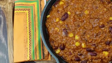 Geleneksel Meksika yemeği: Biftek ve kırmızı fasulyeli chili con carne.