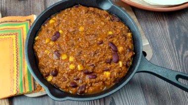 Geleneksel Meksika yemeği: Biftek ve kırmızı fasulyeli chili con carne.