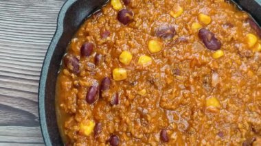 Geleneksel Meksika yemeği: Biftek ve kırmızı fasulyeli chili con carne.