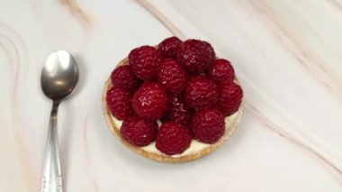 Ahududulu tart, yakın plan, masanın üstünde.