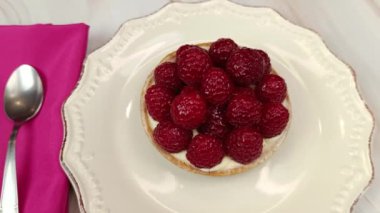 Ahududulu tart, yakın plan, masanın üstünde.