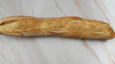 Ekmek, yakın plan, masanın üstünde.