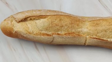 Ekmek, yakın plan, masanın üstünde.