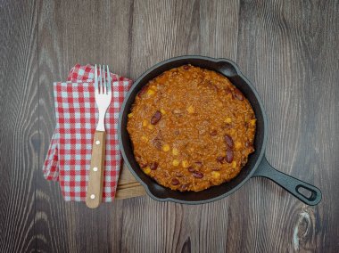 Geleneksel Meksika yemeği: Biftek ve kırmızı fasulyeli chili con carne.