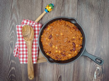 Geleneksel Meksika yemeği: Biftek ve kırmızı fasulyeli chili con carne.