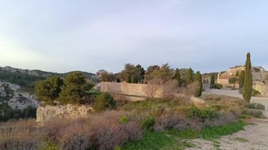 Kalenin yıkıntıları ve Les Baux de Provence köyünün manzarası.