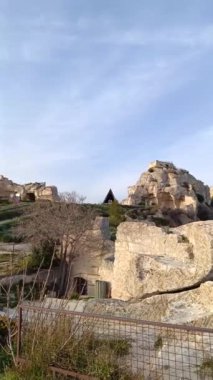 Baux de Provence ve Alpilles kalesinin yıkıntılarının manzarası.
