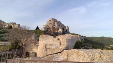 Baux de Provence ve Alpilles kalesinin yıkıntılarının manzarası.